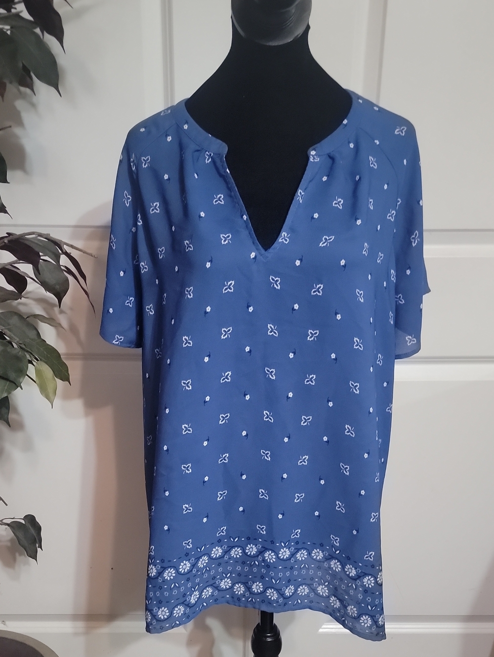 Old Navy Blue Short Sleeve Split V-Neck Blouse with Border Print